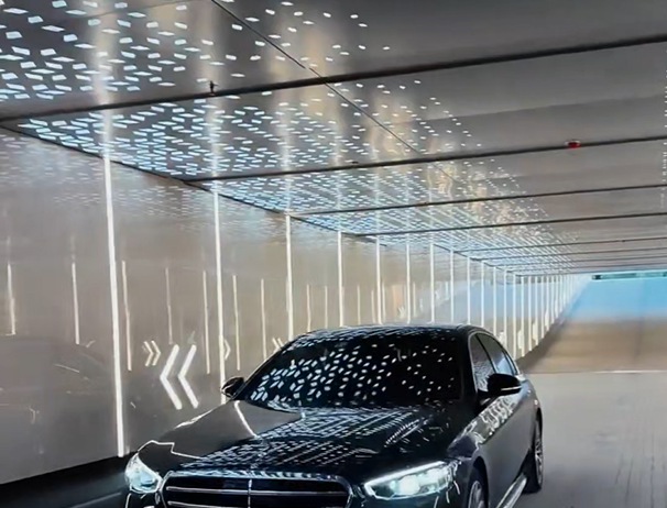 Smart Parking Garage Guidance Lighting